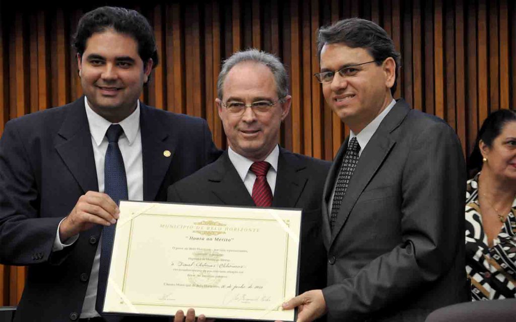 visual-homenageada-com-diploma-de-honra-ao-merito